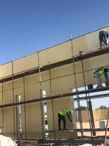Vilë private në Al Wathba: dru, oniks dhe një mur i pikturuar — foto 13 nga 24