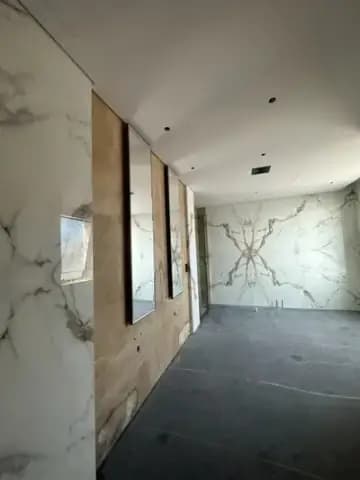 Vilë private në Al Wathba: dru, oniks dhe një mur i pikturuar — foto 14 nga 24