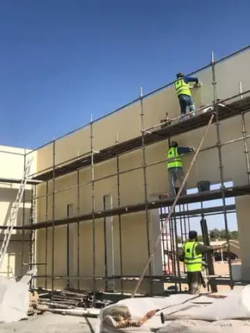 Vilë private në Al Wathba: dru, oniks dhe një mur i pikturuar — foto 16 nga 24