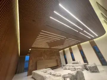 Vilë private në Al Wathba: dru, oniks dhe një mur i pikturuar — foto 20 nga 24