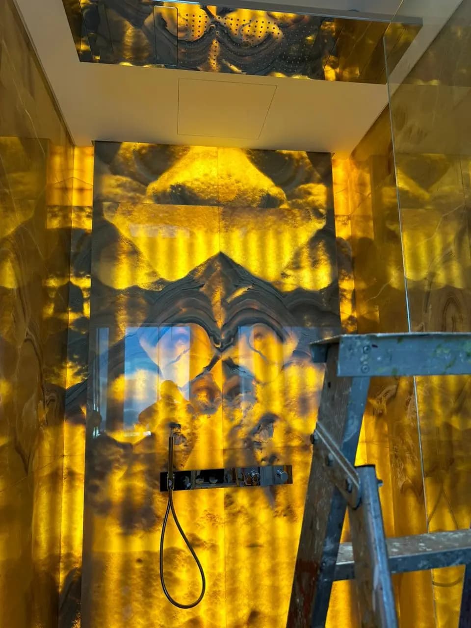 Tavane, mermer dhe metal i punuar — pamja kryesore e projektit