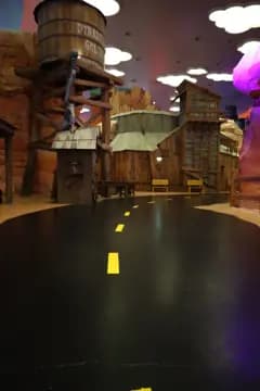 Warner Bros World: resin floors and waterproofing, park empty — foto 19 nga 24