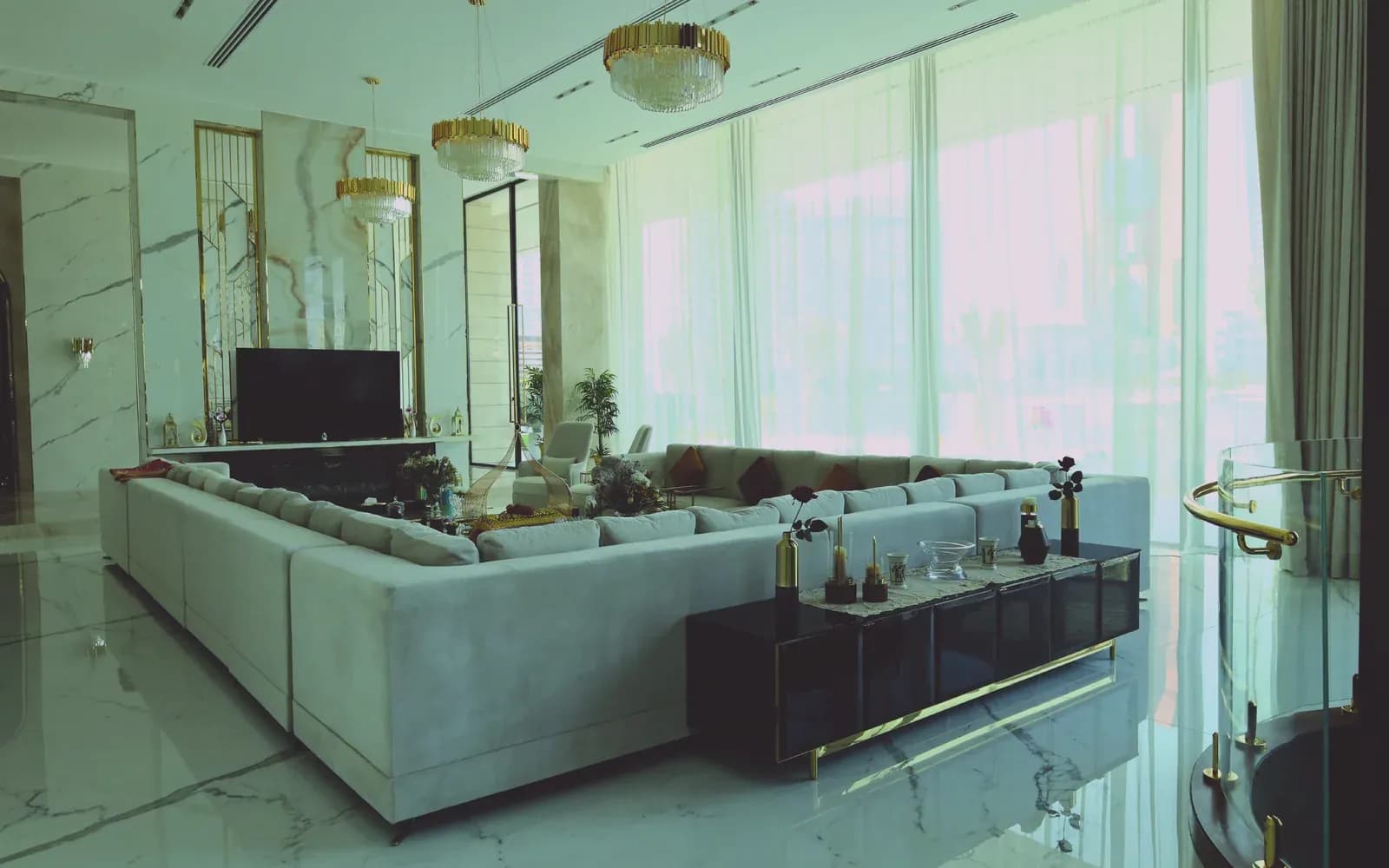 The marble salon – marble, glass and daylight