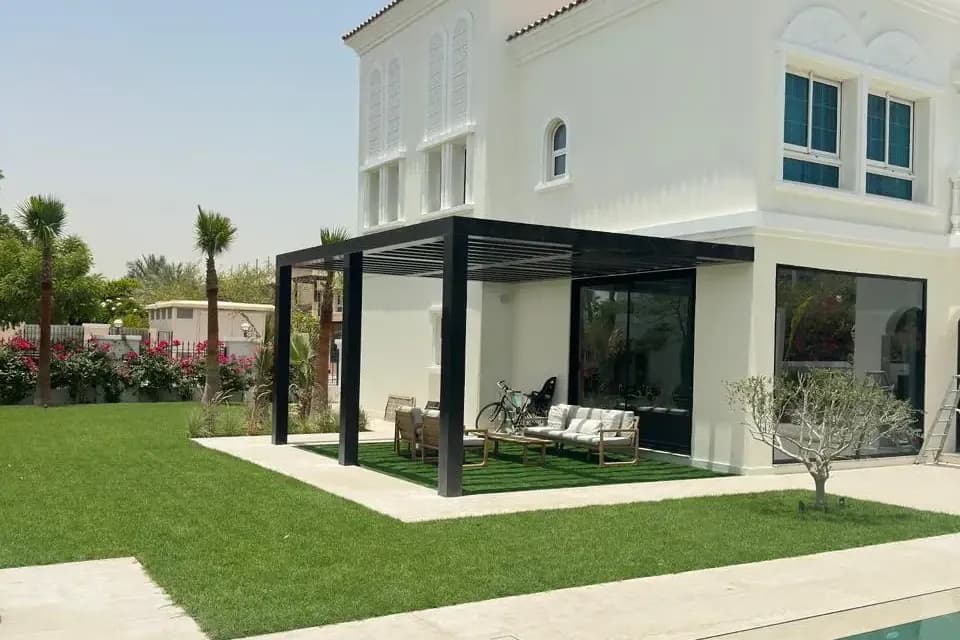 Vilë me tarracë të hapur dhe çati të lirë, pamje nga jashtë